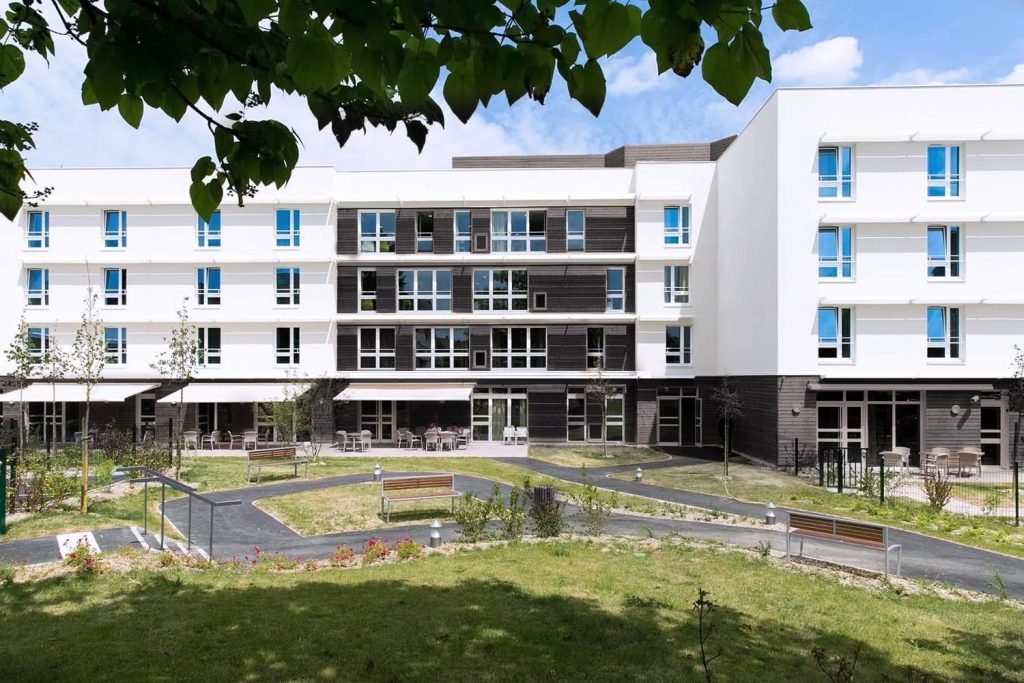Vue sur jardin de La Meulière de la Marne avec chemin adapté à la marche, bancs et terrasse